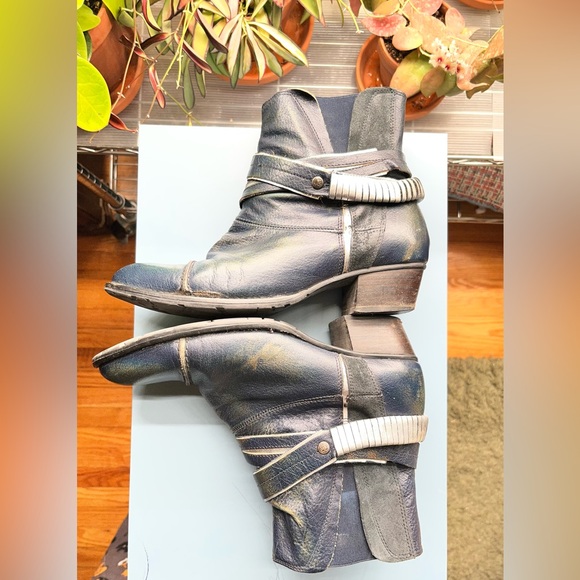 Dkode Navy/Teal Leather Boots with Silver Accents - Picture 7 of 16